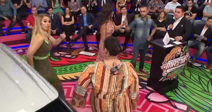 Birinə əlini çəkdirdi, o birini yola saldırdı - VİDEO