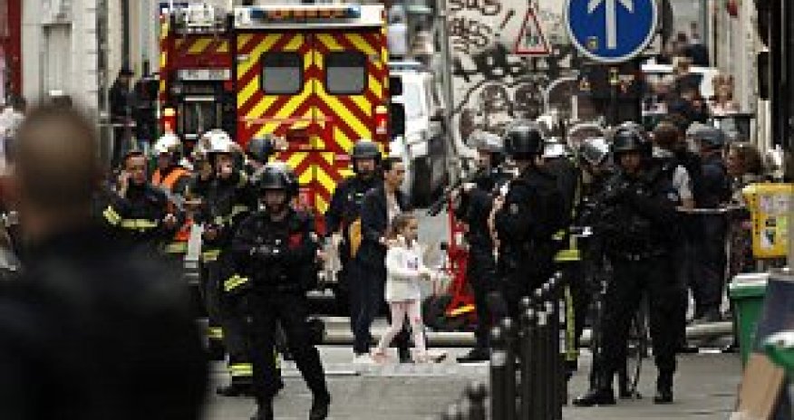 СРОЧНО: в центре Парижа неизвестный захватил заложников 