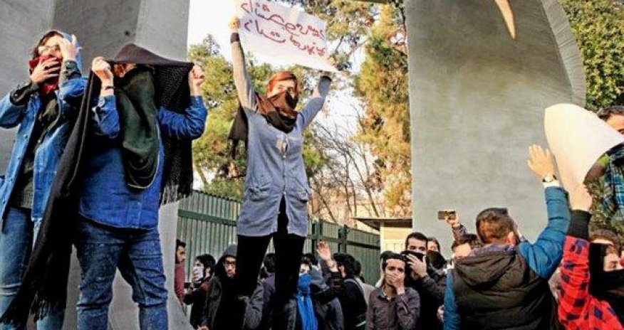 İranda etirazlar: Qadın küçədə hicabı açdı və… – Video