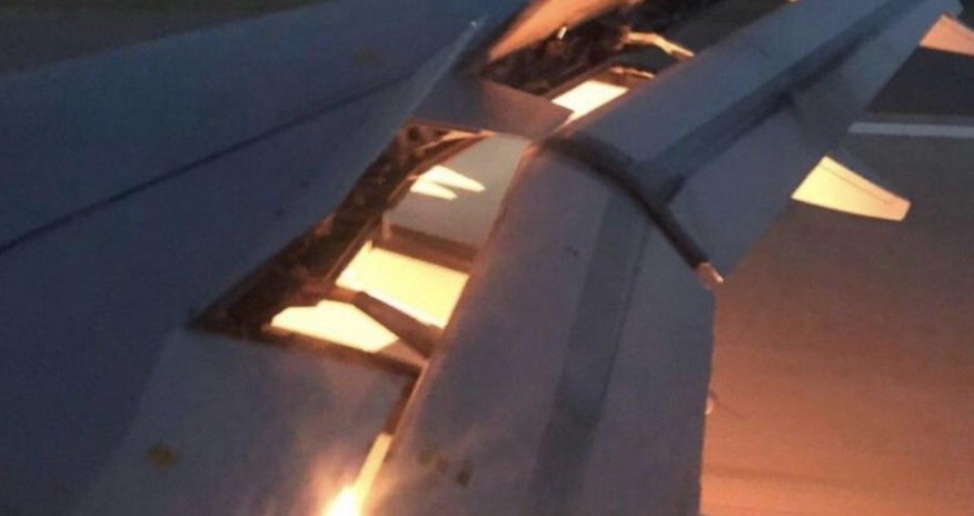 Самолет с футбольной сборной загорелся в полете  