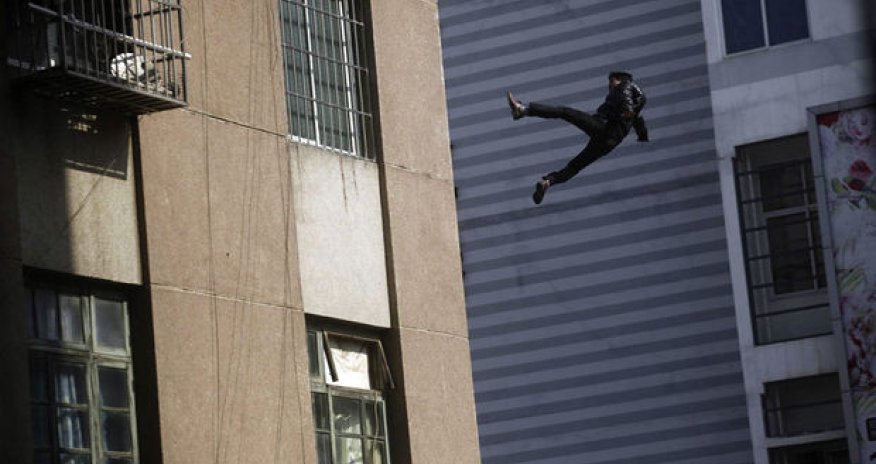 Xalq artisti çoxmərtəbəli binanın damından yıxıldı - VİDEO