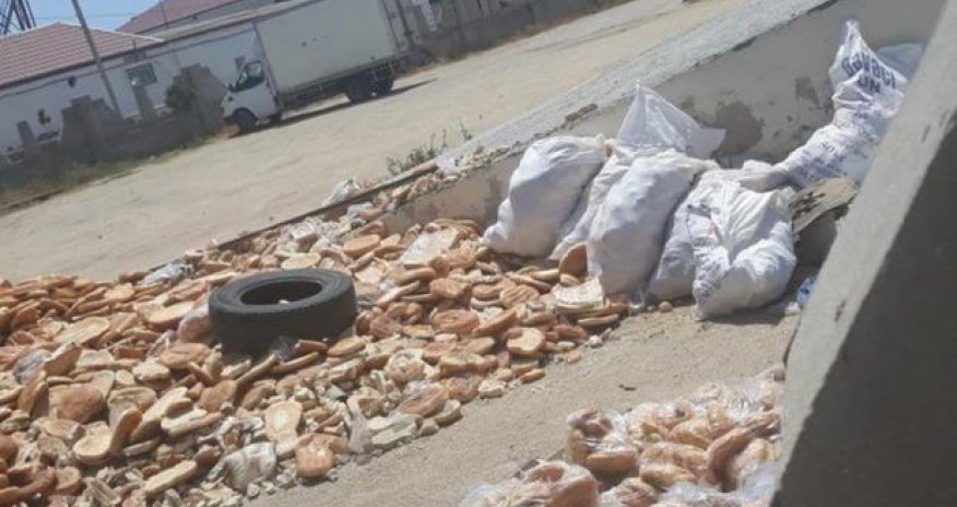 Bakıda yüzlərlə çörək zibilliyə atıldı 