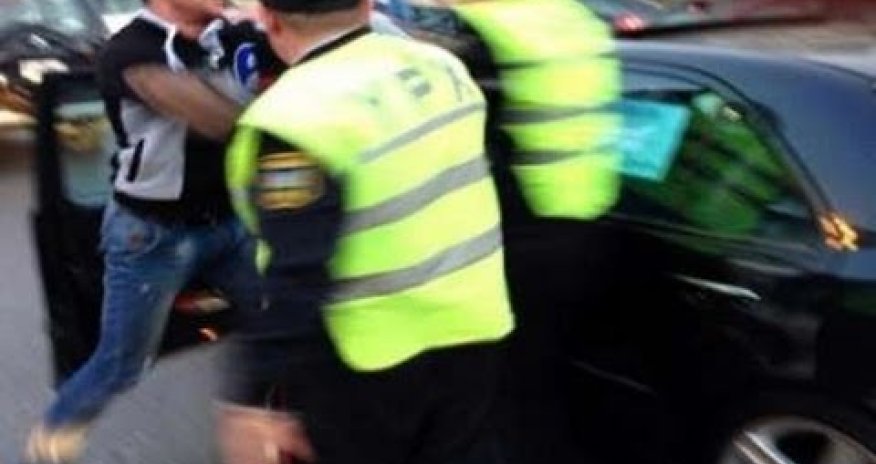 Turistlər sürücünü döyən yol polisini lentə aldılar - VIDEO