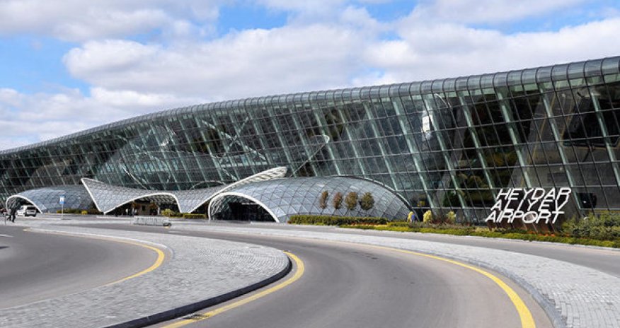 Azərbaycanlı məşhur ailəsi ilə birlikdə ölkəni tərk etdi 