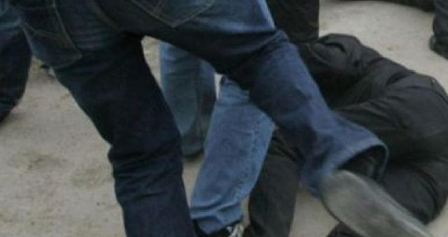 Şəhid anasını təhqir edən məmur döyüldü  