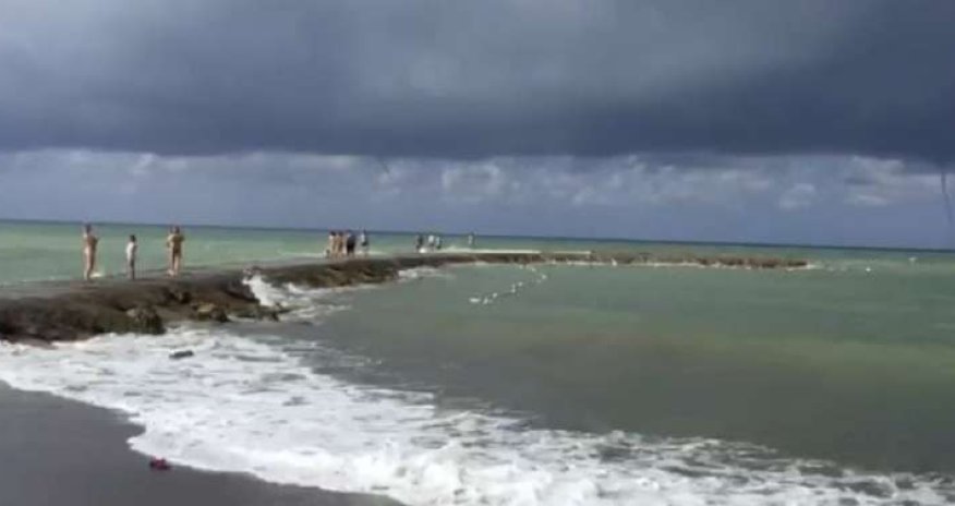 Dənizin üzərində anidən peyda oldu və hər kəsi qorxuya saldı - VİDEO