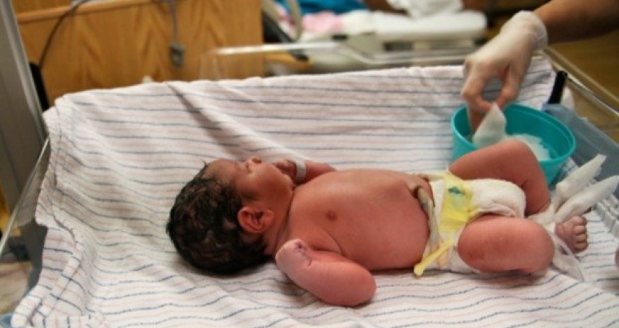 Dəfn olunmağa aparılan körpə dirildi