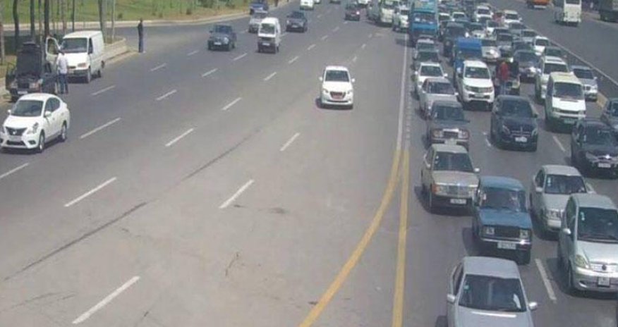 Tıxacda gedən sürücü 