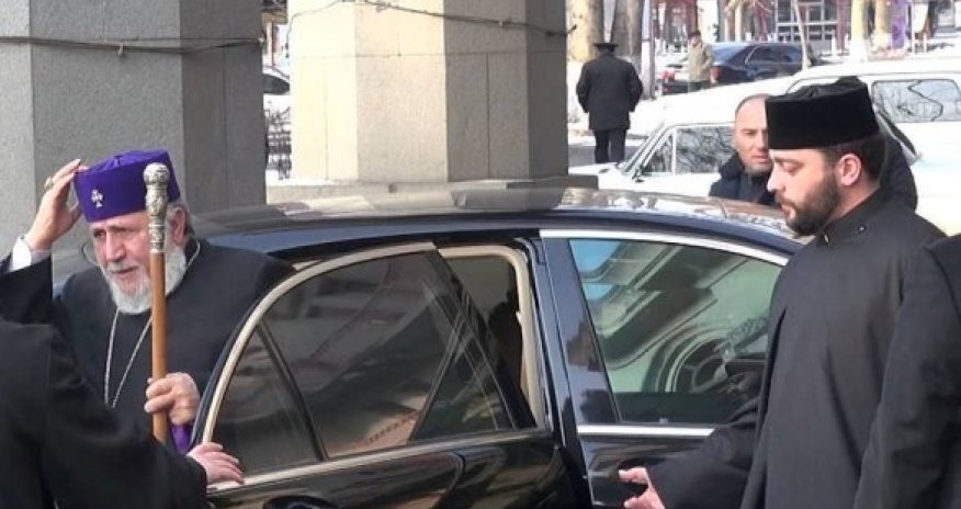 В Армении народ окружил кортеж Гарегина Второго