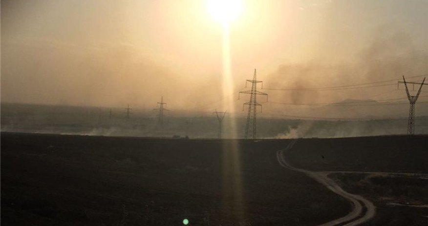 Daha bir güclü yanğın başladı: elektrik dirəkləri mühafizə edildi