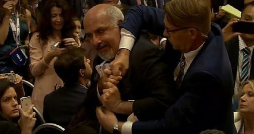 Putinlə Trampın mətbuat konfransında jurnalistə zor tətbiq edildi - VİDEO