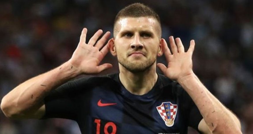 Futbolçu bütün kəndin kredit borcunu ödədi