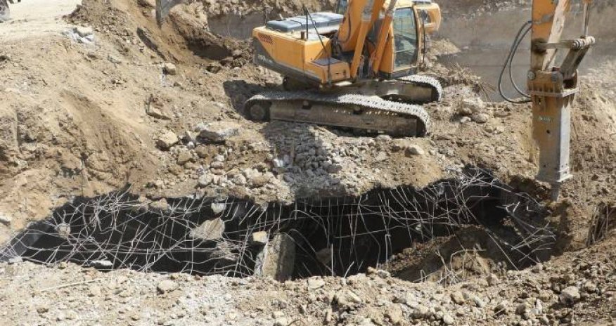 Çökən yolun altında 2 mərtəbəli zirzəmi aşkarlanıb - FOTOLAR
