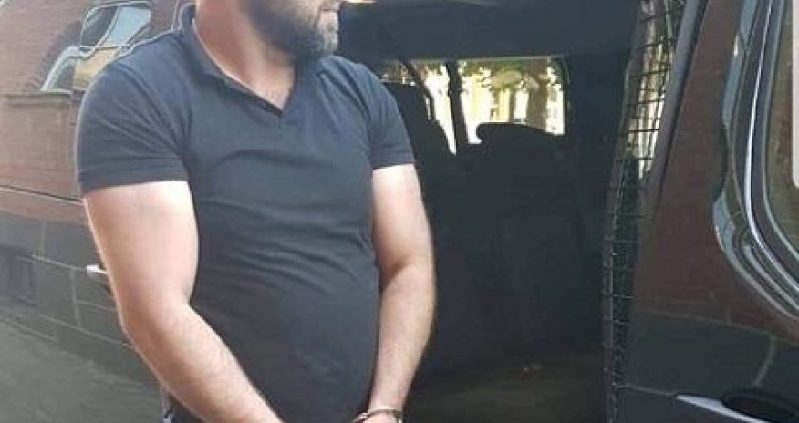 Əl-ayağı qandallı Bakıya gətirilən şəxs kimdir? – VİDEO