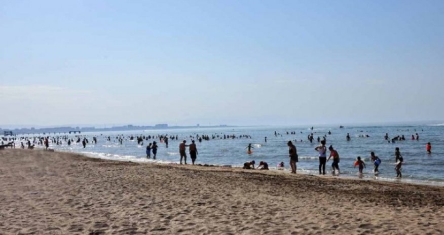 Bakıda sərxoş kişilər çimərlikdə qadınlara hücum çəkdi – VİDEO