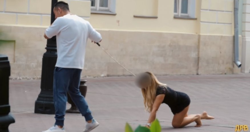 Rusiyada şəhərin mərkəzində biabırçılıq - VİDEO 