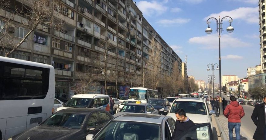 Yasamalda sakinlər yolu bağladı: Tıxac yarandı - VİDEO