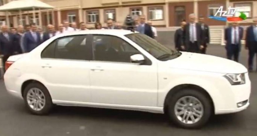 Prezident Neftçalada istehsal olunan maşını sürdü - VİDEO