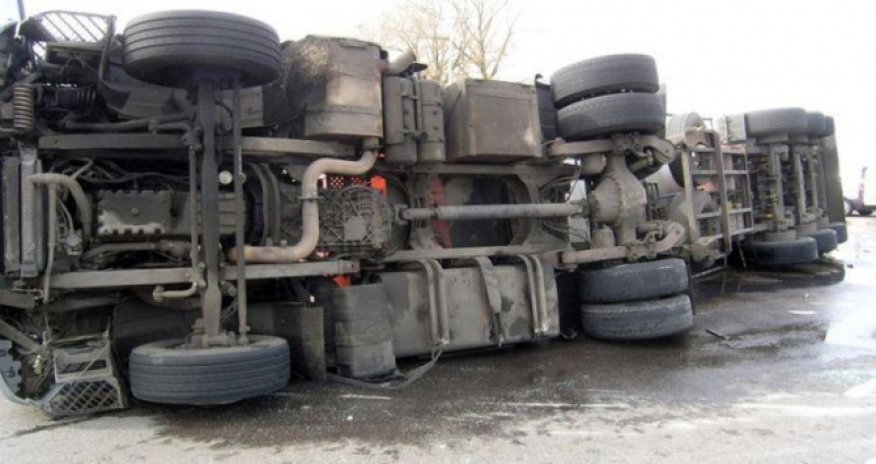 Bakıda zibil maşını belə aşdı – VİDEO