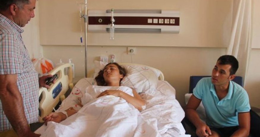 Dənizdə üzən qadının üstündən gəmi keçdi