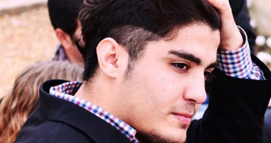 Mehman Hüseynov anasının tabutunu daşıyır - FOTO