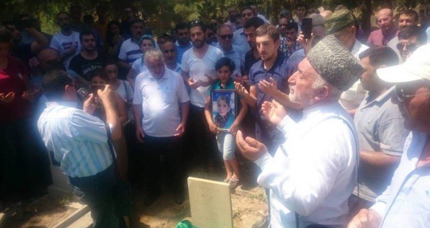 Mehman Hüseynovun anası dəfn edildi – FOTOLAR