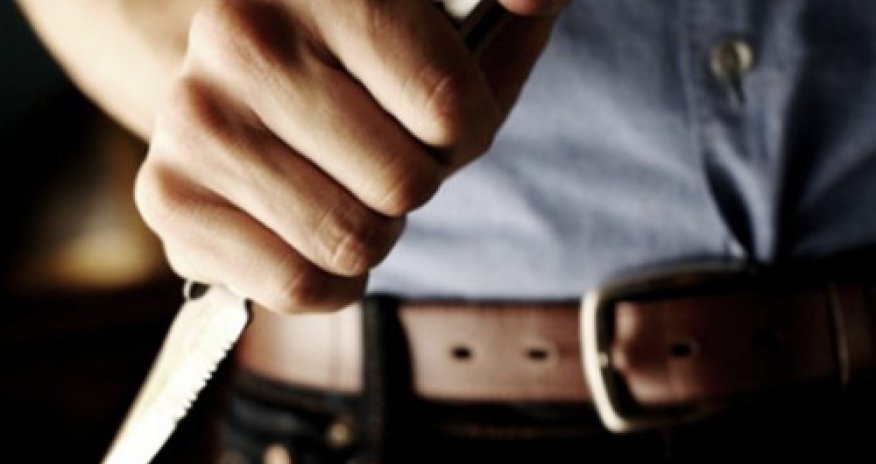 Azərbaycanda məmur iş otağında BIÇAQLANDI  