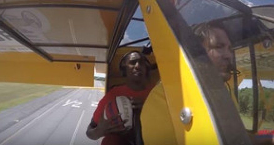 Американский баскетболист забросил мяч в кольцо прямо с самолета - ВИДЕО