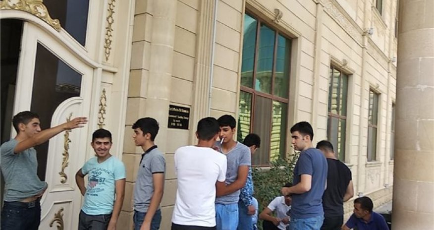 Bakının məşhur restoranında ofisiantlar ETİRAZ ETDİ  