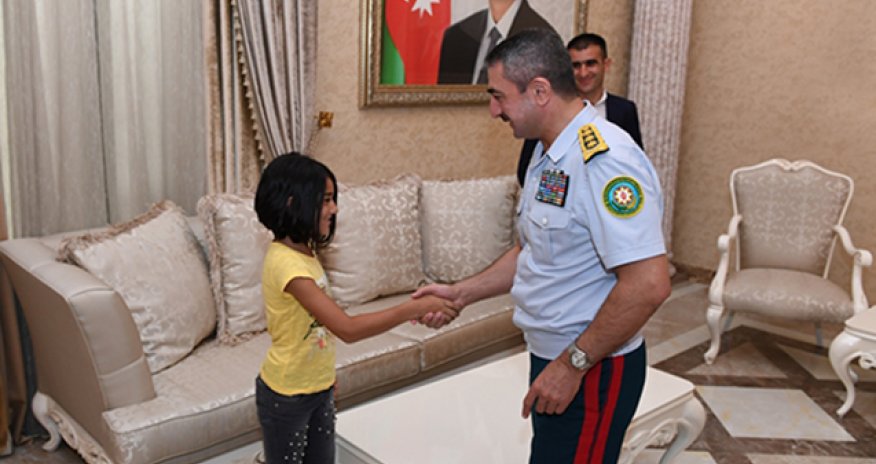 Elçin Quliyev at çapan Gülayla görüşdü - Atasını işə götürdü