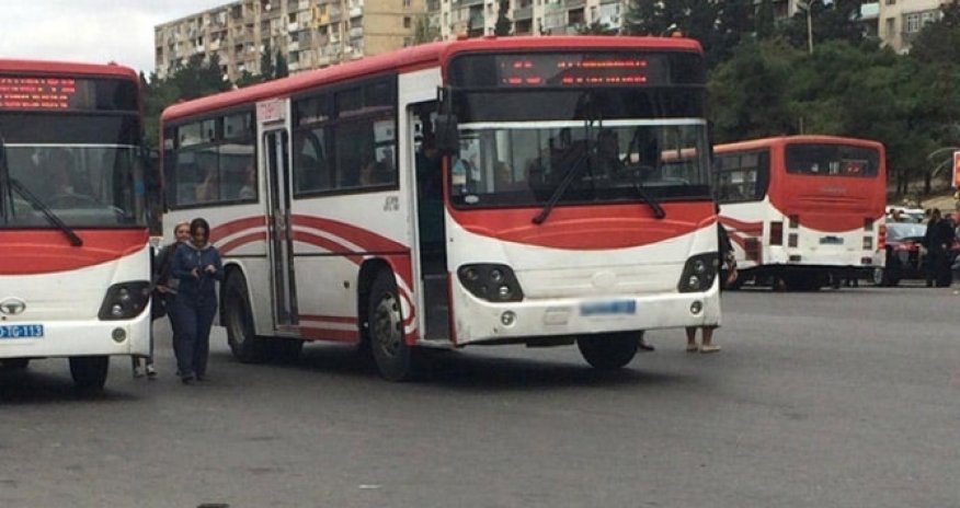 Bakıda avtobusda qadınla kişi dalaşdı – VİDEO