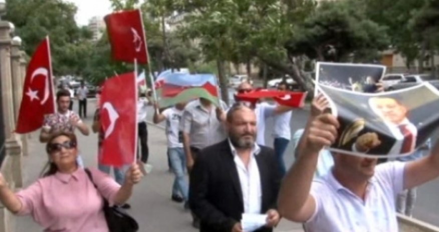 И в Баку сжигают доллары  - ВИДЕО