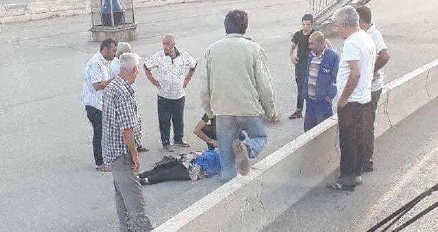 Bakıda yolun ortasında süpürgəçi qadın keçinib - FOTO