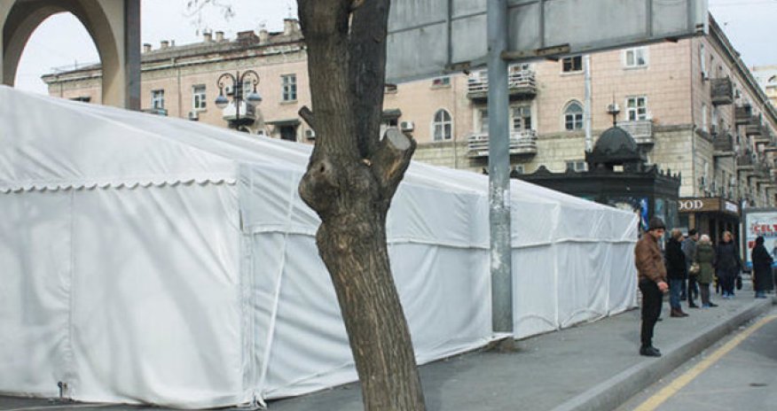 Bakıda metro çıxışlarında çadırlar niyə quraşdırılır? - AÇIQLAMA