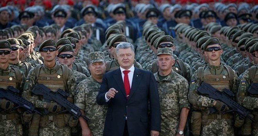 Prezidentin çıxışı zamanı əsgər huşunu itirdi - VİDEO