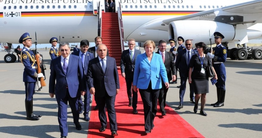 Angela Merkel Azərbaycana gəldi  
