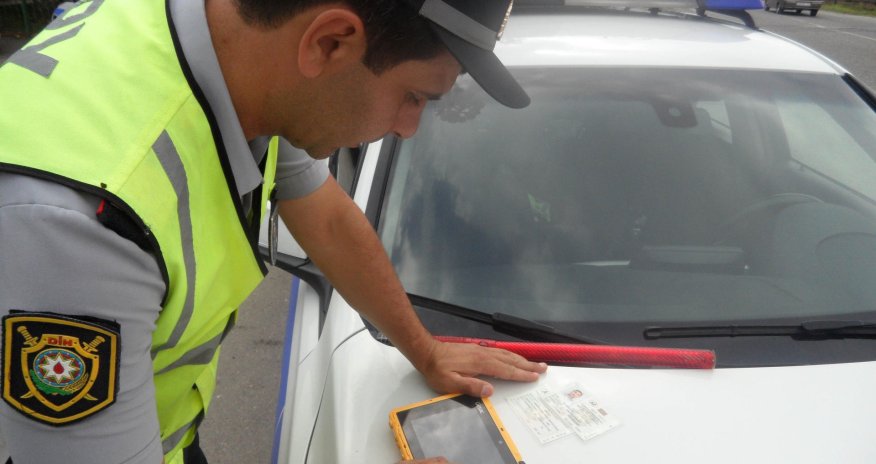 Bakıda sürücü yol polisini görüb hönkür-hönkür ağladı - VİDEO