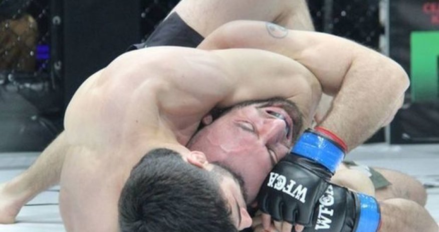 Hakim nokauta düşən MMA döyüşçüsünü “boğdu” - VİDEO