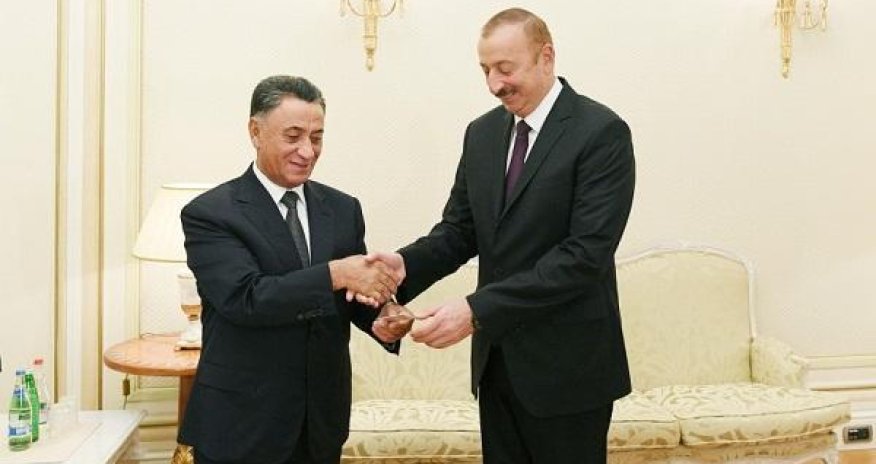 İlham Əliyevə şəxsiyyət vəsiqəsi verildi - FOTO