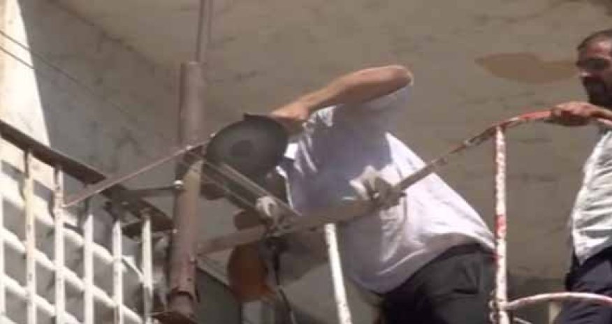 Yasamalda binaların eyvanlarından paltar ipləri sökülür - VİDEO