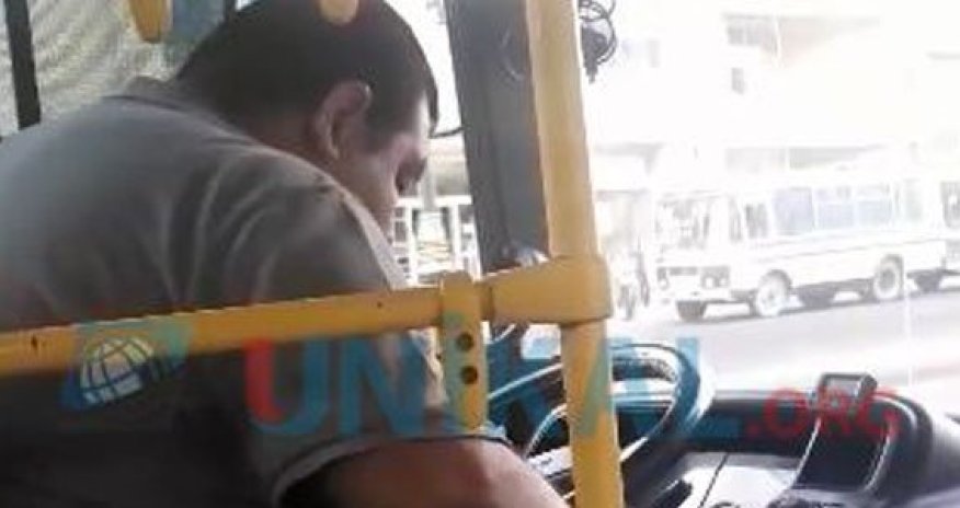 Azərbaycanda avtobus sürücüsü sükan arxasında yatdı - VİDEO