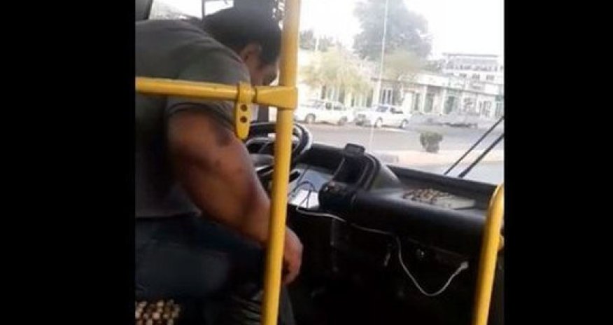Bakıda avtobus sürücüsü sükan arxasında niyə yatıb? - VİDEO