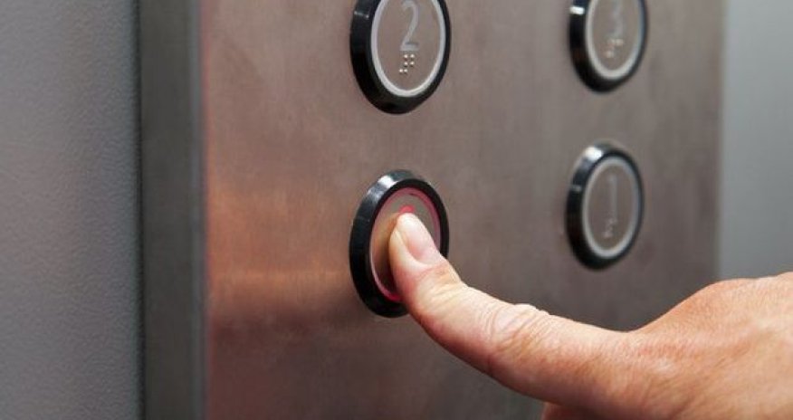Bakıda ərəblərin olduğu lift qırılaraq yerə çırpıldı - FOTO/VİDEO