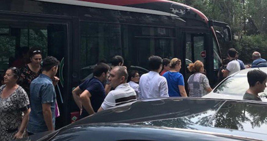 “Bakı Bus”un avtobusu qəza törətdi: yaralanan var - FOTO