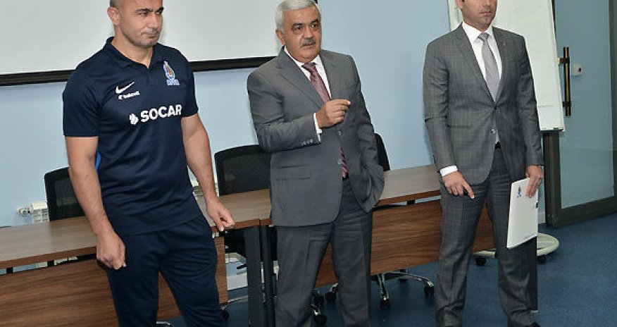 Rövnəq Abdullayev millinin üzvləri ilə görüşüb