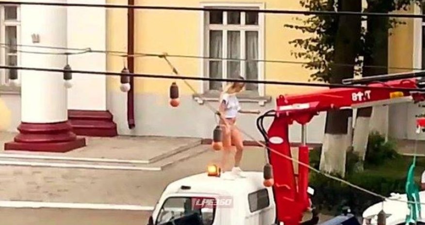 Xanım sürücü evakuator maşınını aparmasın deyə soyundu - VİDEO