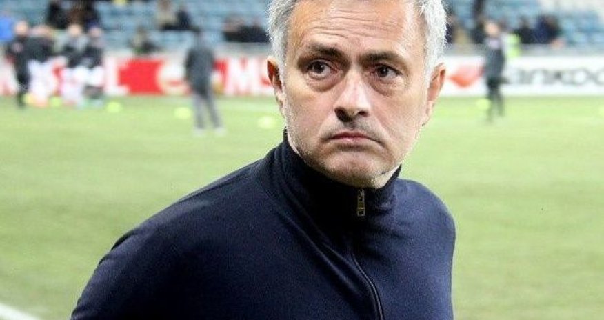 Mourinyu stadionun girişində yıxıldı - VİDEO