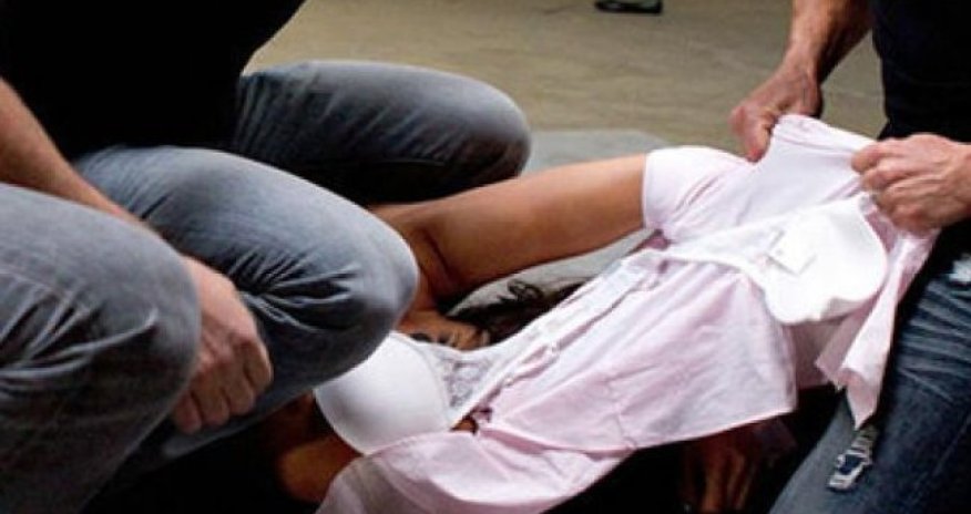 Bakıda ata küçədə azyaşlı övladını döydü - VİDEO