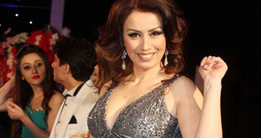 Roza Zərgərli ərəblərlə göbək atdı - Video