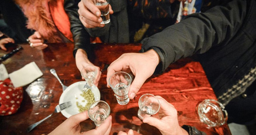 Rusiyada azərbaycanlılarla ermənilərin kef məclisi və QARABAĞ SÖHBƏTİ...